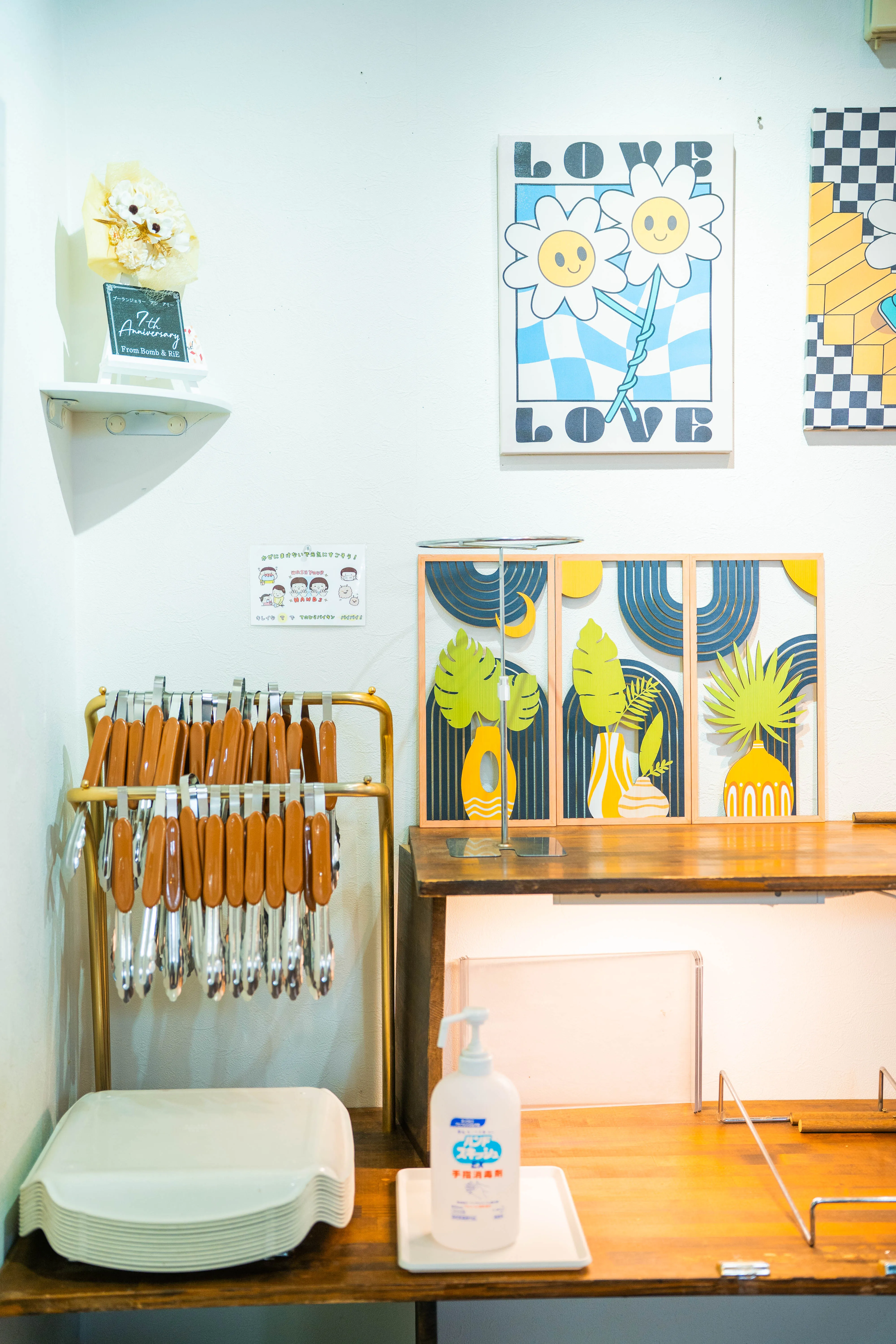 アミー店内のアートと売り場